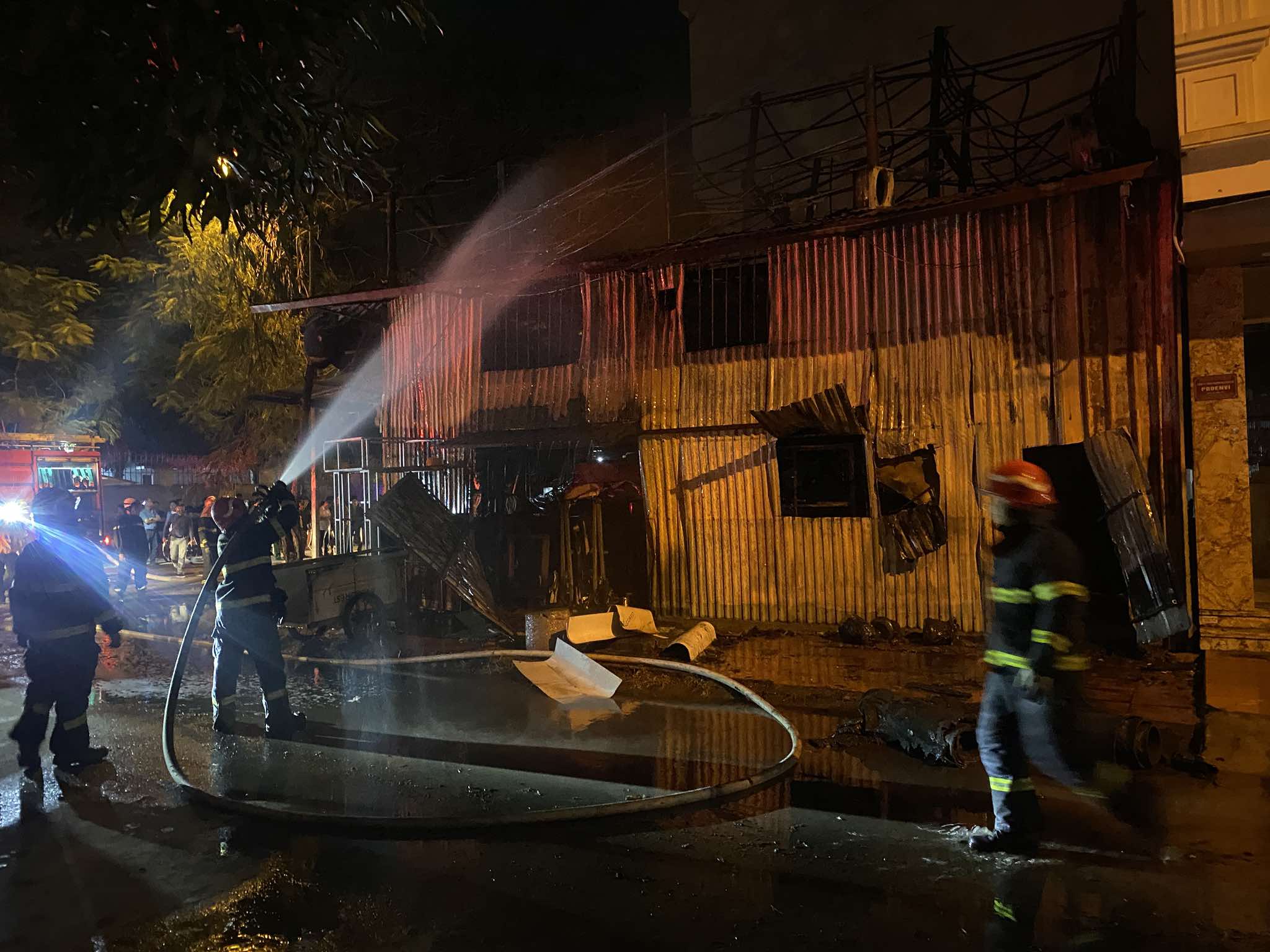 Xưởng làm biển quảng cáo bốc cháy trong đêm, 3 người thoát nạn- Ảnh 1. Xưởng làm biển quảng cáo bốc cháy trong đêm, 3 người thoát nạn- Ảnh 1.