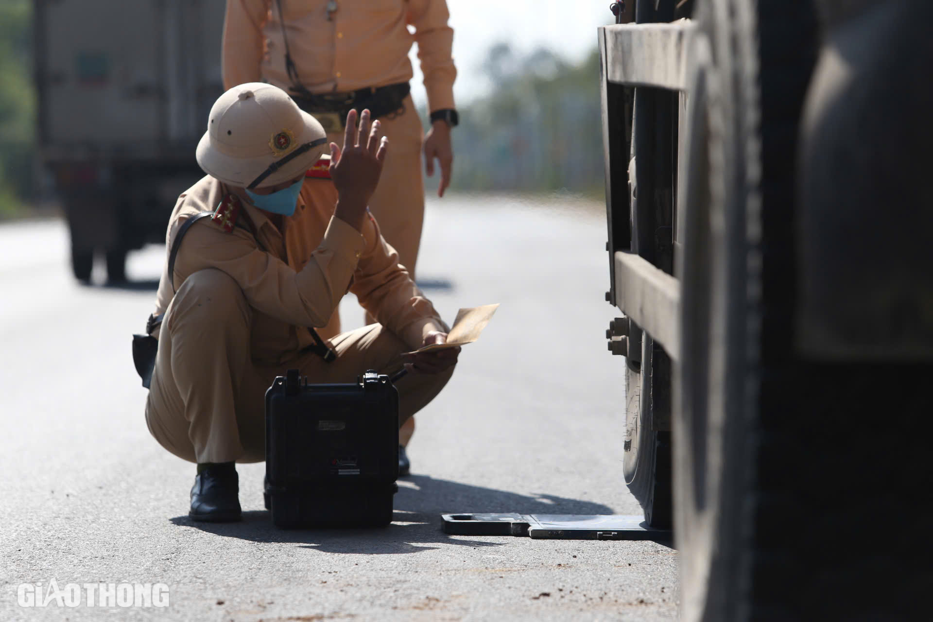 CSGT xử l&yacute; xe qu&aacute; tải tr&ecirc;n tuyến đường trăm tỷ bị hằn l&uacute;n ở Th&aacute;i Nguy&ecirc;n- Ảnh 14.