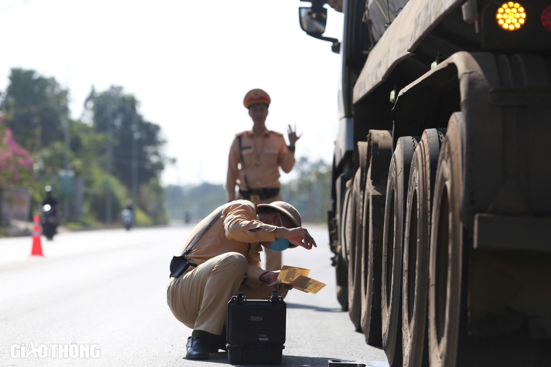 CSGT xử l&yacute; xe qu&aacute; tải tr&ecirc;n tuyến đường trăm tỷ bị hằn l&uacute;n ở Th&aacute;i Nguy&ecirc;n- Ảnh 12.