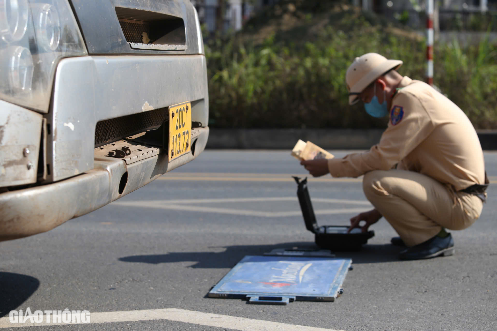 CSGT xử l&yacute; xe qu&aacute; tải tr&ecirc;n tuyến đường trăm tỷ bị hằn l&uacute;n ở Th&aacute;i Nguy&ecirc;n- Ảnh 15.