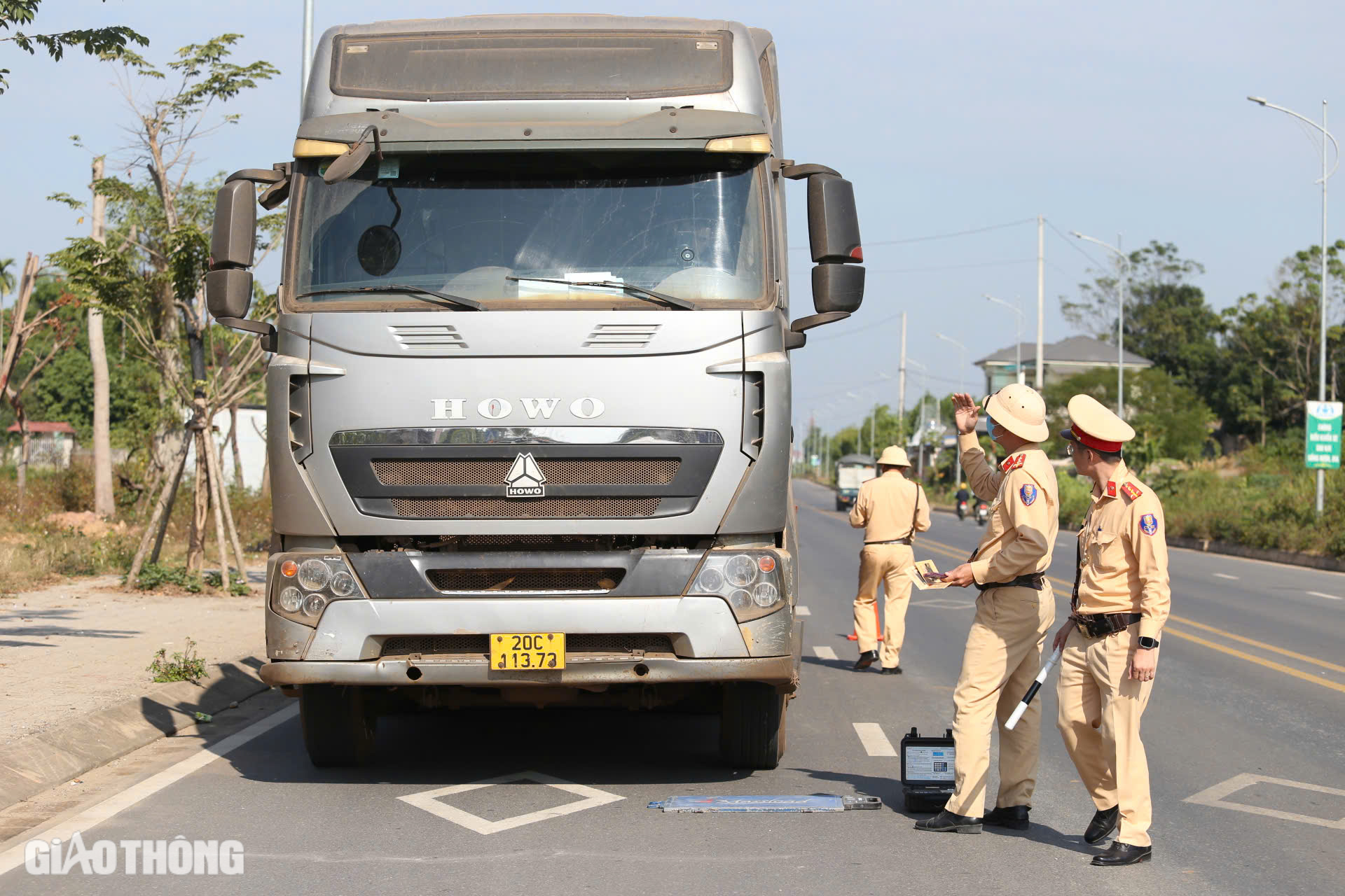 CSGT xử l&yacute; xe qu&aacute; tải tr&ecirc;n tuyến đường trăm tỷ bị hằn l&uacute;n ở Th&aacute;i Nguy&ecirc;n- Ảnh 16.