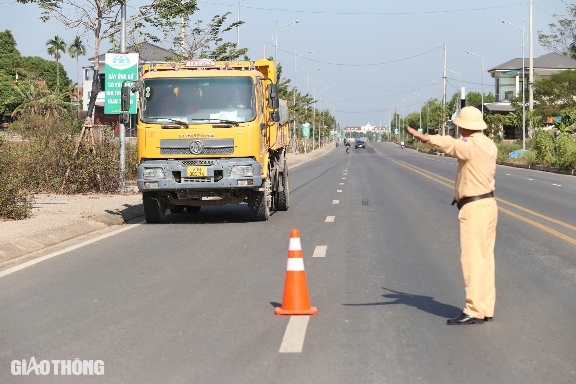 CSGT xử l&yacute; xe qu&aacute; tải tr&ecirc;n tuyến đường trăm tỷ bị hằn l&uacute;n ở Th&aacute;i Nguy&ecirc;n- Ảnh 7.
