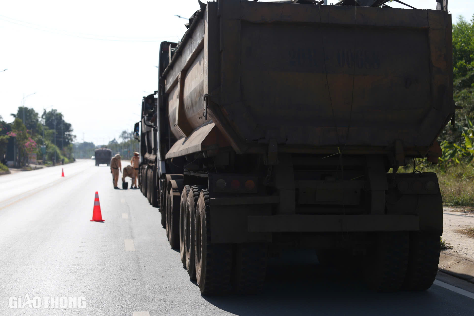 CSGT xử l&yacute; xe qu&aacute; tải tr&ecirc;n tuyến đường trăm tỷ bị hằn l&uacute;n ở Th&aacute;i Nguy&ecirc;n- Ảnh 21.