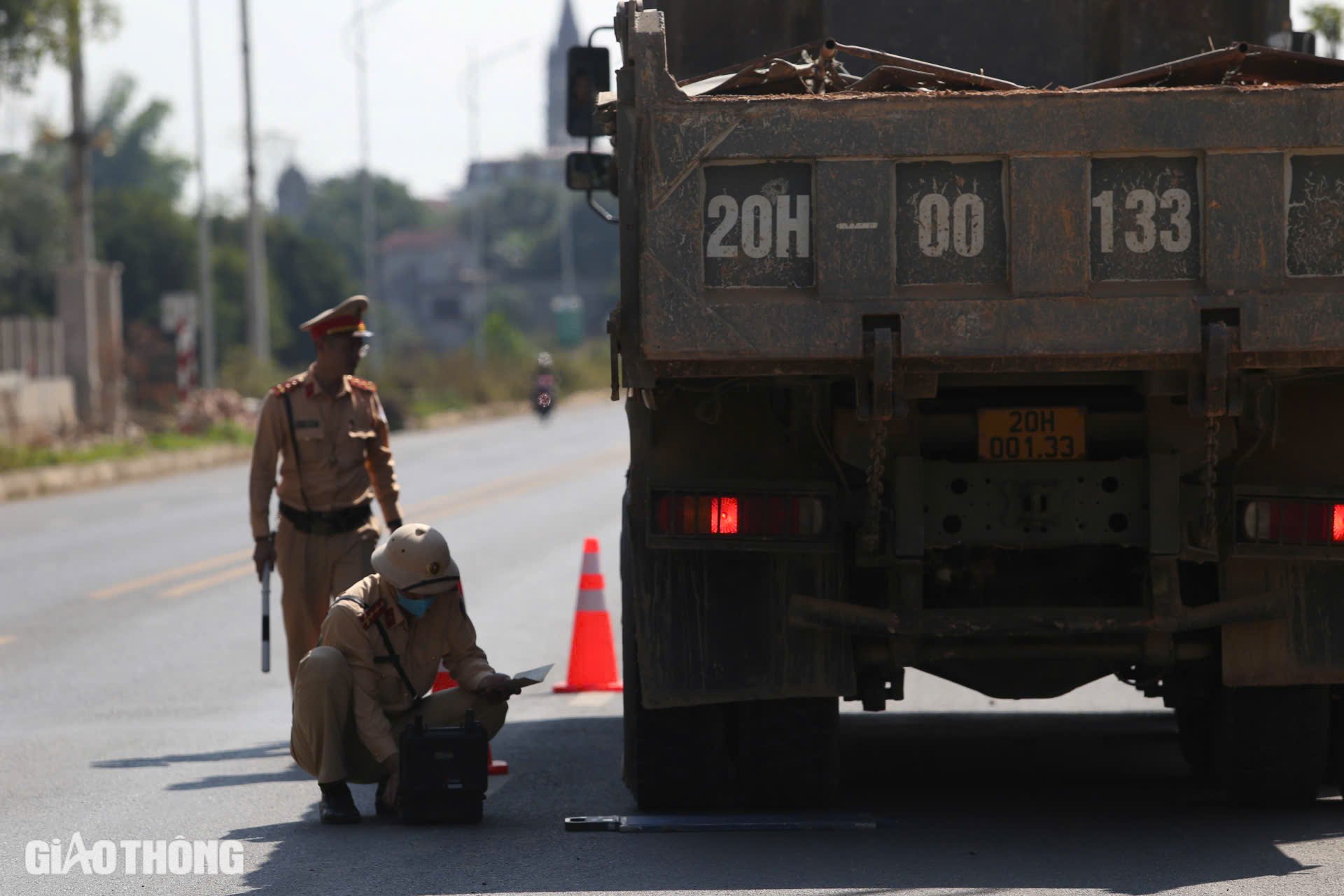 CSGT xử l&yacute; xe qu&aacute; tải tr&ecirc;n tuyến đường trăm tỷ bị hằn l&uacute;n ở Th&aacute;i Nguy&ecirc;n- Ảnh 13.