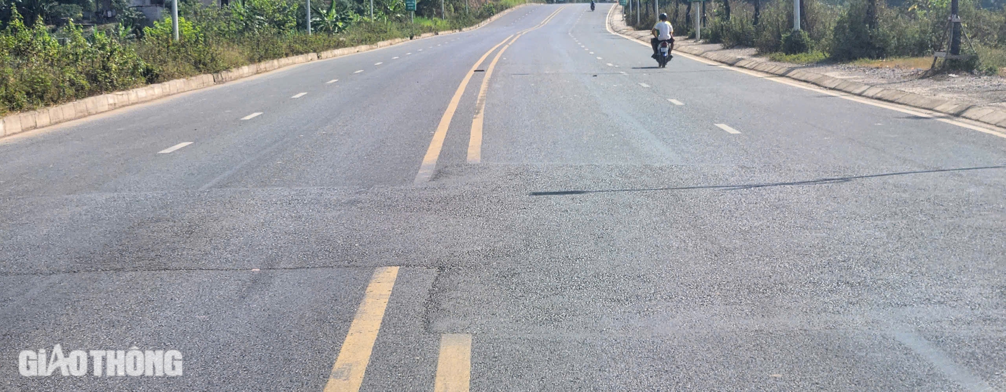 CSGT xử l&yacute; xe qu&aacute; tải tr&ecirc;n tuyến đường trăm tỷ bị hằn l&uacute;n ở Th&aacute;i Nguy&ecirc;n- Ảnh 1.