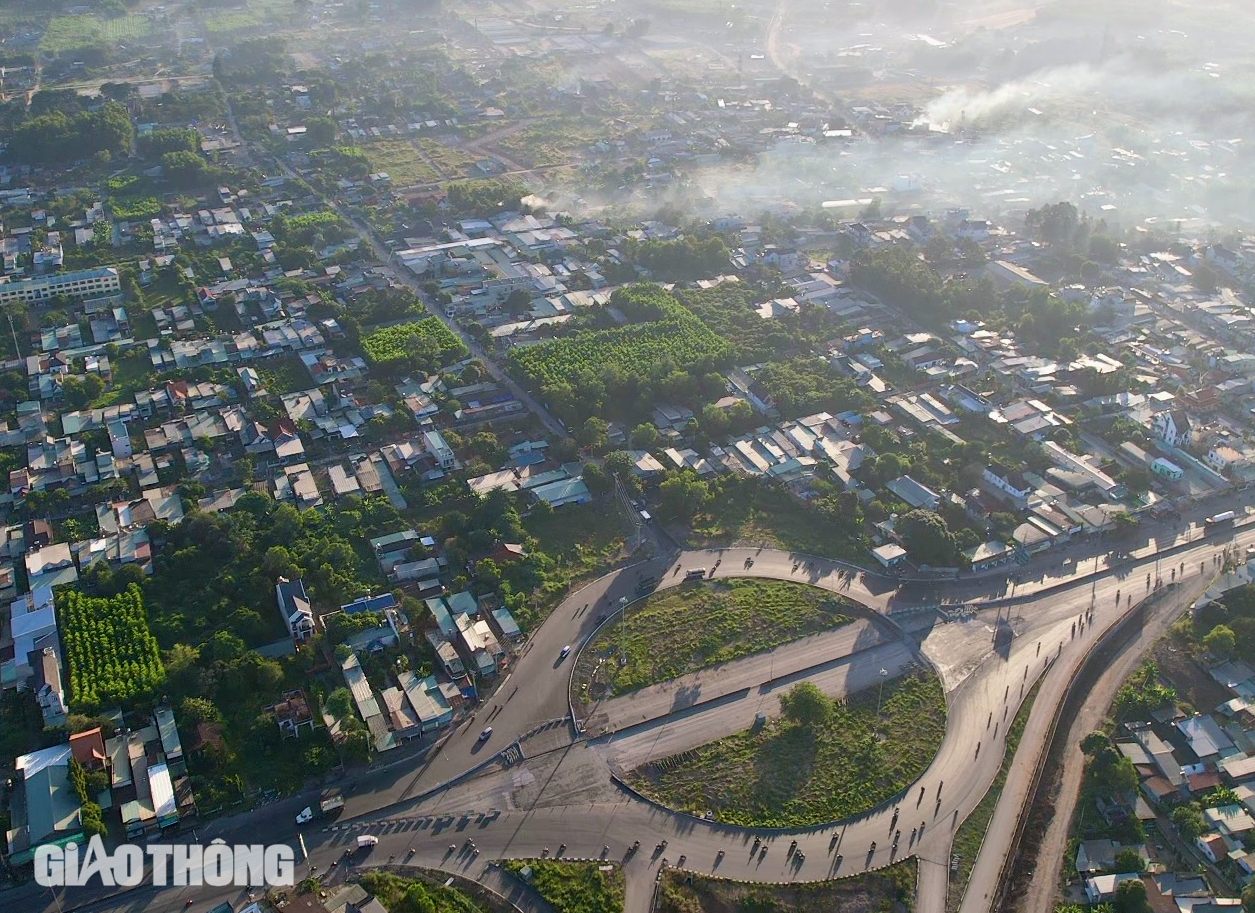 Hiện trạng n&uacute;t giao cao tốc Bến Lức - Long Th&agrave;nh với QL51 trước ng&agrave;y l&agrave;m cầu vượt- Ảnh 12.