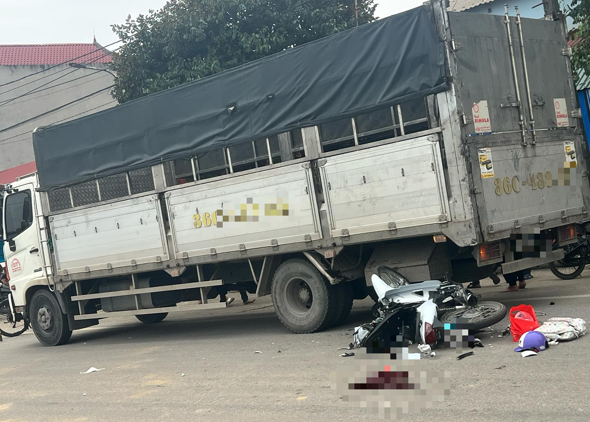 Tông vào xe tải đỗ ven đường, hai nữ sinh nhập viện cấp cứu- Ảnh 1. Tông vào xe tải đỗ ven đường, hai nữ sinh nhập viện cấp cứu- Ảnh 1.