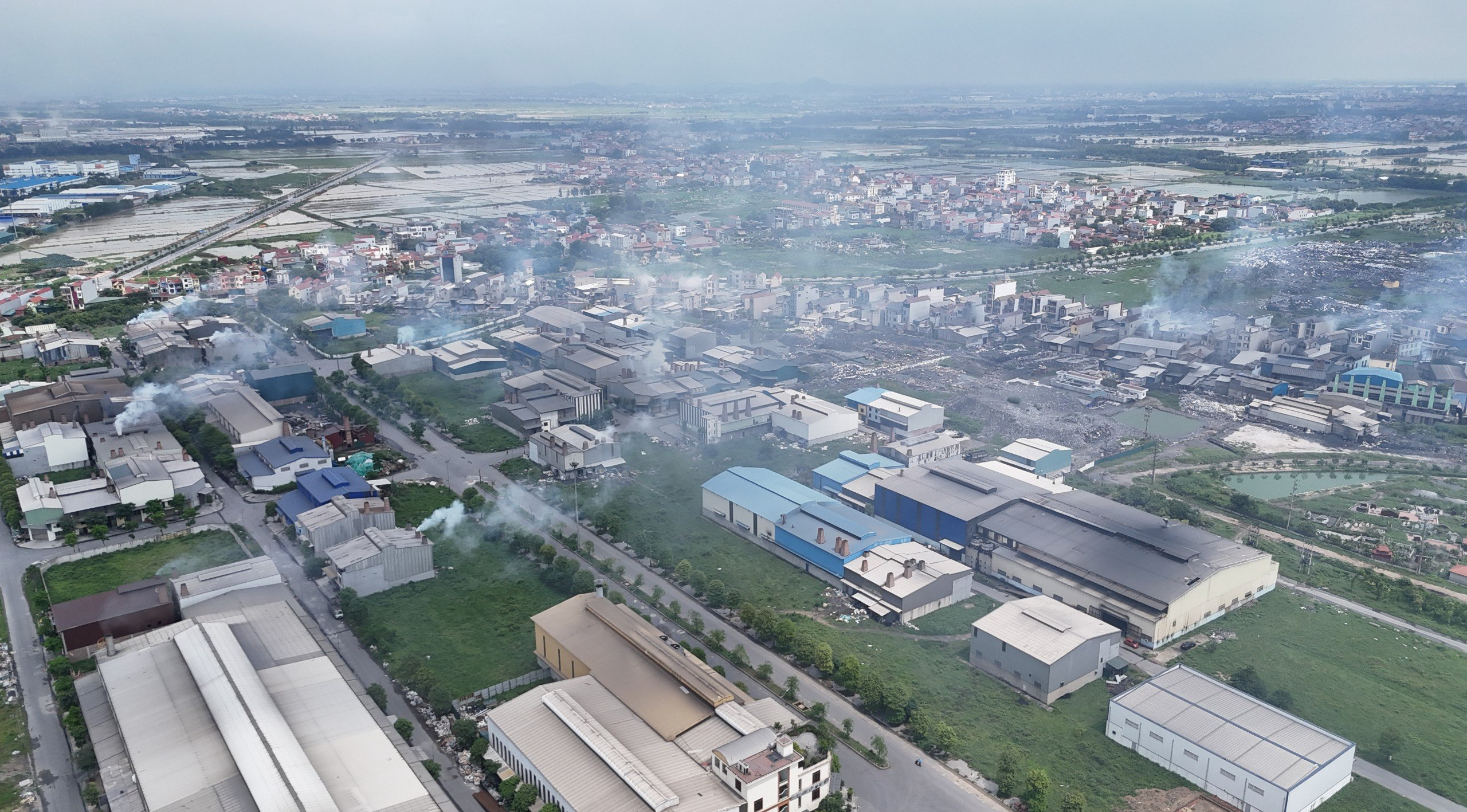 Cận cảnh chốt kiểm so&aacute;t, chặn xe chở chất thải v&agrave;o l&agrave;ng nghề ở Bắc Ninh- Ảnh 15.