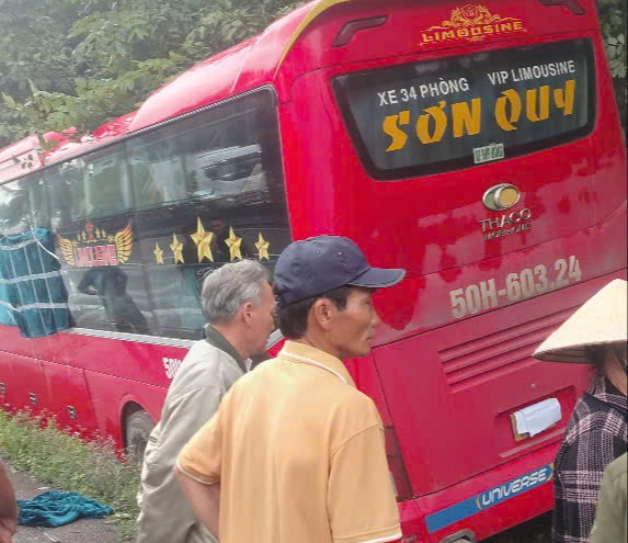 Xe khách bất ngờ tông cột điện, người phụ nữ đứng lề đường tử vong- Ảnh 1. Xe khách bất ngờ tông cột điện, người phụ nữ đứng lề đường tử vong- Ảnh 1.