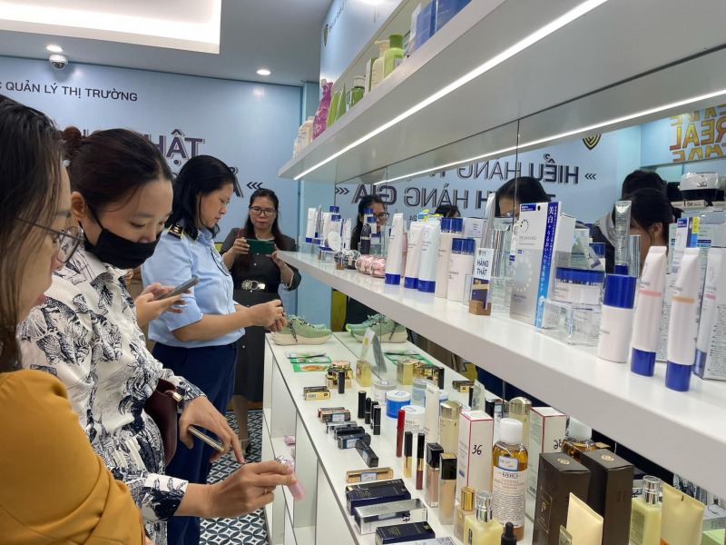 Mở cửa phòng trưng bày hàng thật - hàng giả cho người dân tham quan- Ảnh 1. Mở cửa phòng trưng bày hàng thật - hàng giả cho người dân tham quan- Ảnh 1.