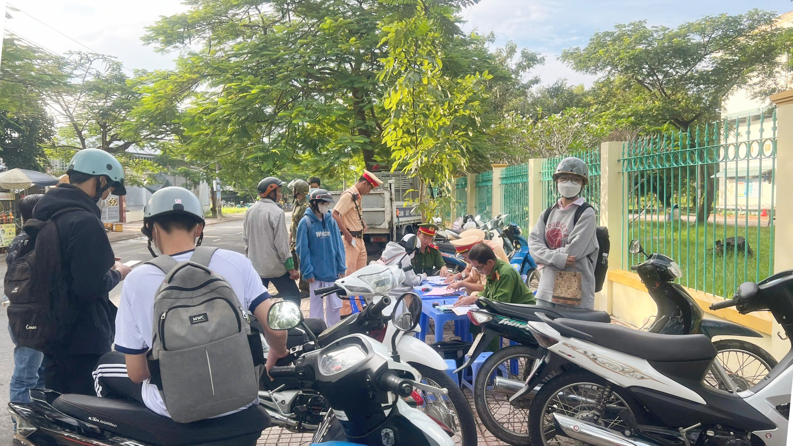 Đồng Th&aacute;p: Đảm bảo trật tự, ATGT cho học sinh- Ảnh 3.