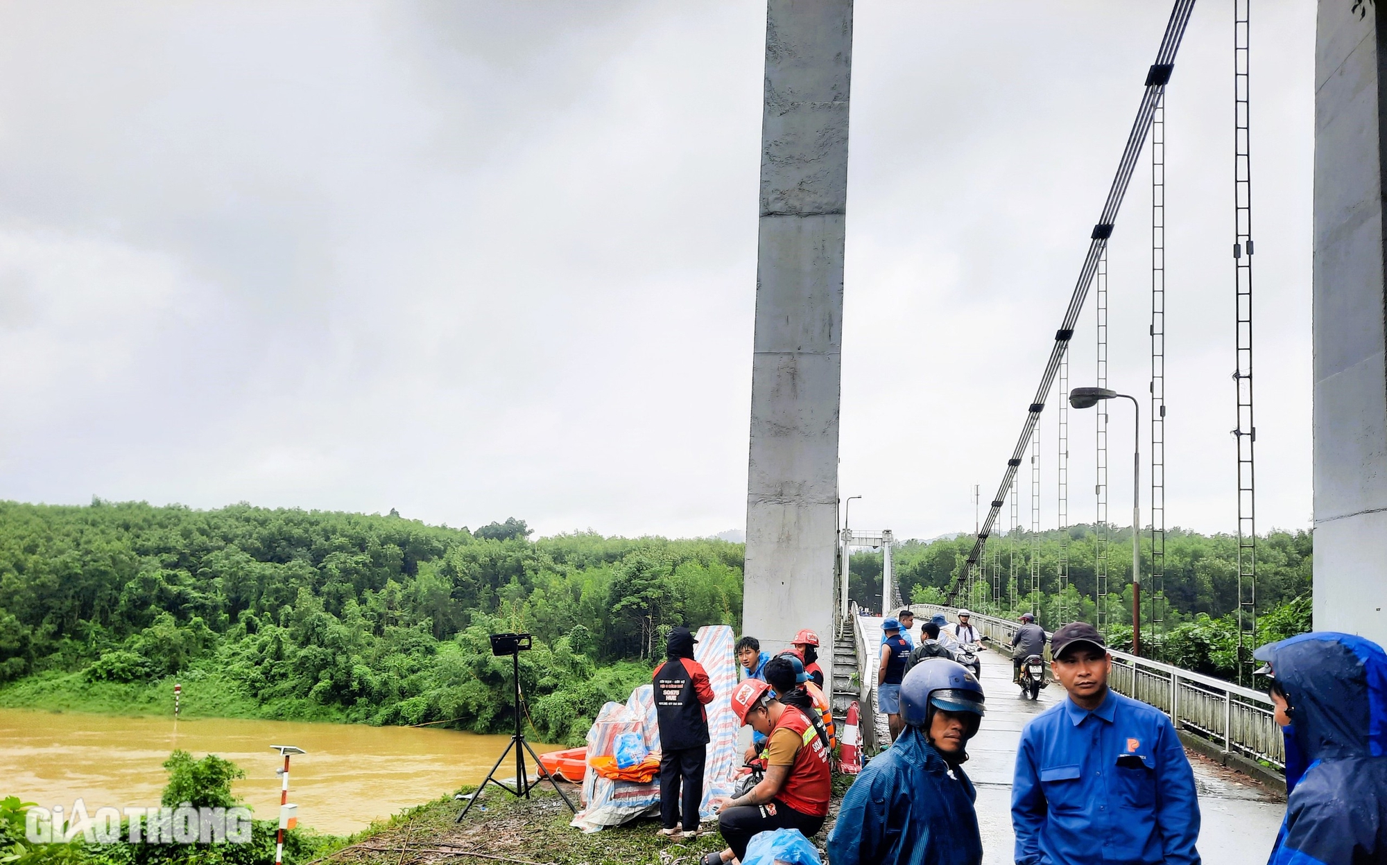 Vụ xe r&aacute;c rơi s&ocirc;ng 2 người mất t&iacute;ch: Cấm xe tải v&agrave; xe kh&aacute;ch qua cầu- Ảnh 3.