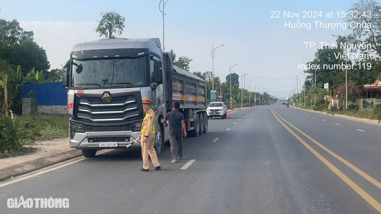 CSGT xử l&yacute; xe qu&aacute; tải tr&ecirc;n tuyến đường trăm tỷ bị hằn l&uacute;n ở Th&aacute;i Nguy&ecirc;n- Ảnh 11.