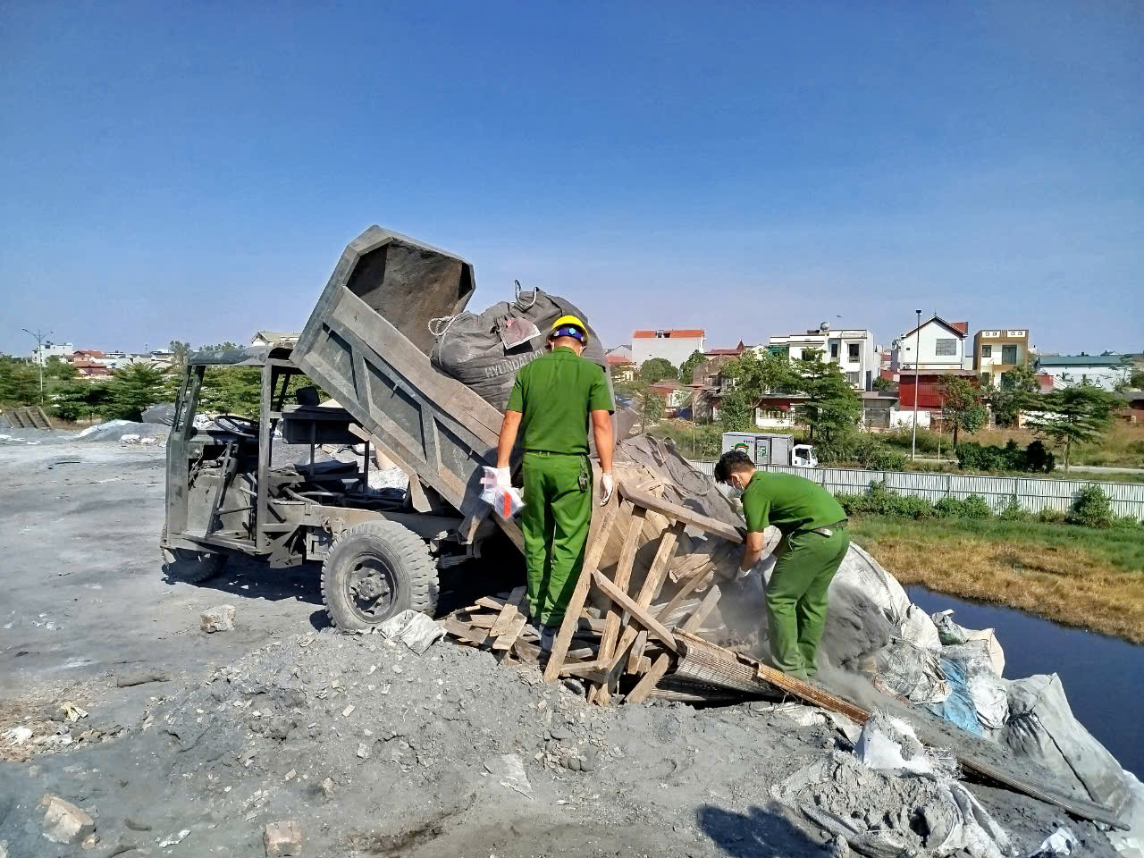 Cận cảnh chốt kiểm so&aacute;t, chặn xe chở chất thải v&agrave;o l&agrave;ng nghề ở Bắc Ninh- Ảnh 8.