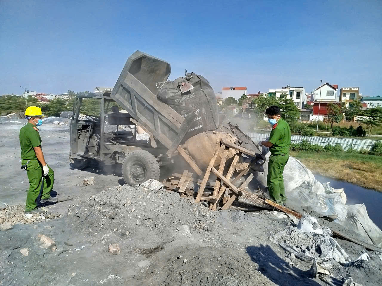 Cận cảnh chốt kiểm so&aacute;t, chặn xe chở chất thải v&agrave;o l&agrave;ng nghề ở Bắc Ninh- Ảnh 9.