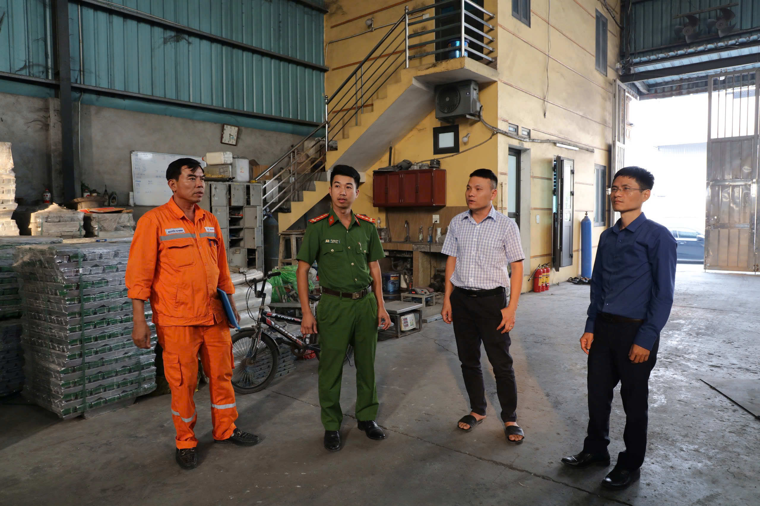 Cận cảnh chốt kiểm so&aacute;t, chặn xe chở chất thải v&agrave;o l&agrave;ng nghề ở Bắc Ninh- Ảnh 10.