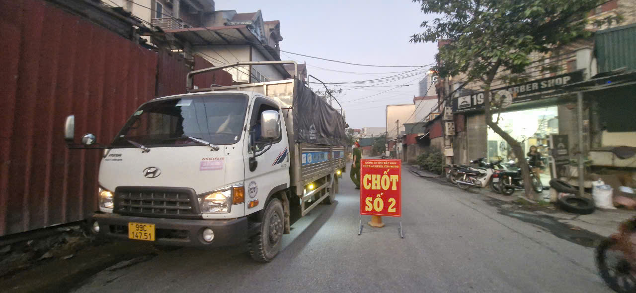Cận cảnh chốt kiểm so&aacute;t, chặn xe chở chất thải v&agrave;o l&agrave;ng nghề ở Bắc Ninh- Ảnh 7.