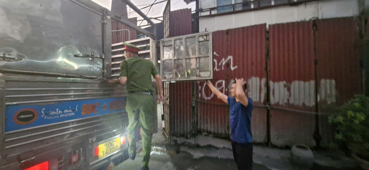 Cận cảnh chốt kiểm so&aacute;t, chặn xe chở chất thải v&agrave;o l&agrave;ng nghề ở Bắc Ninh- Ảnh 6.