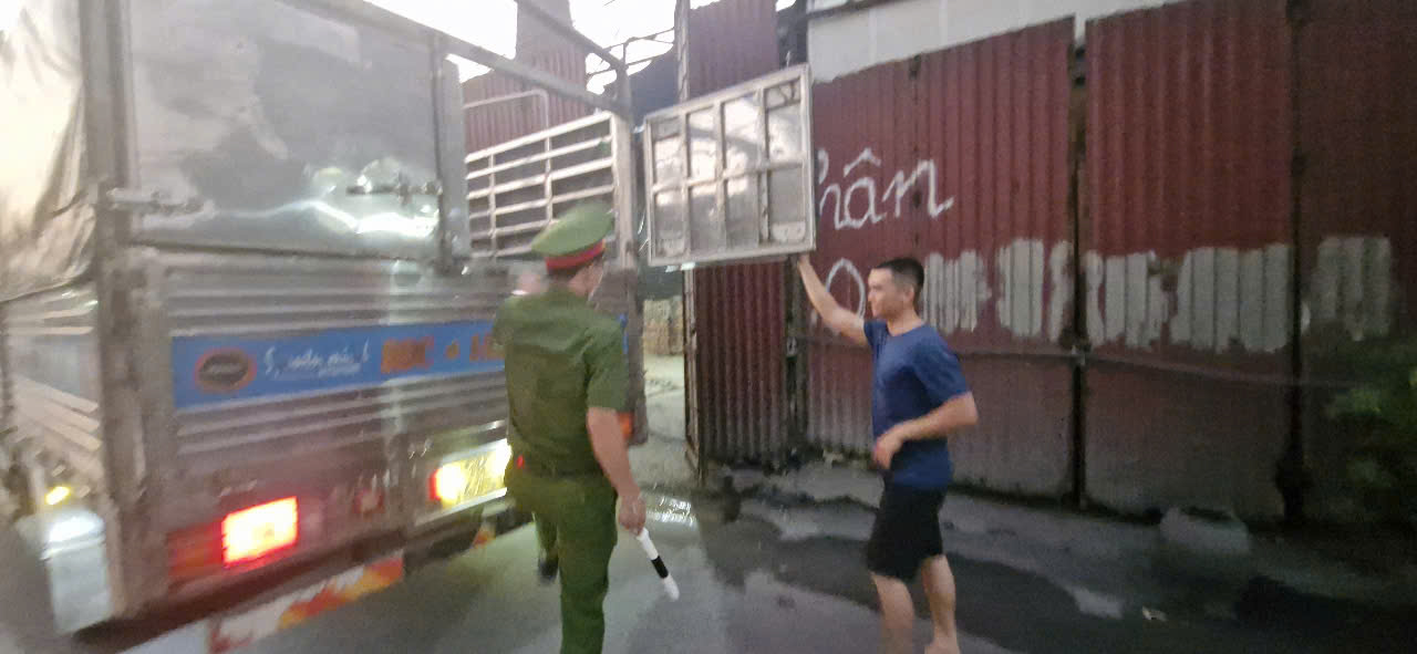 Cận cảnh chốt kiểm so&aacute;t, chặn xe chở chất thải v&agrave;o l&agrave;ng nghề ở Bắc Ninh- Ảnh 5.