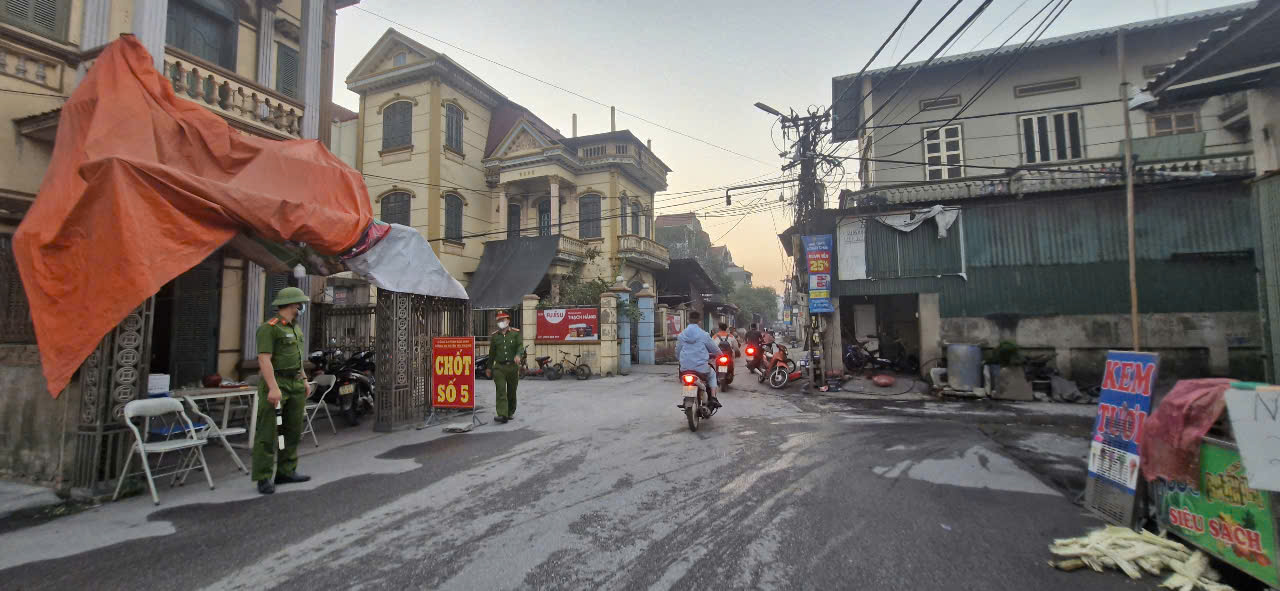 Cận cảnh chốt kiểm so&aacute;t, chặn xe chở chất thải v&agrave;o l&agrave;ng nghề ở Bắc Ninh- Ảnh 2.