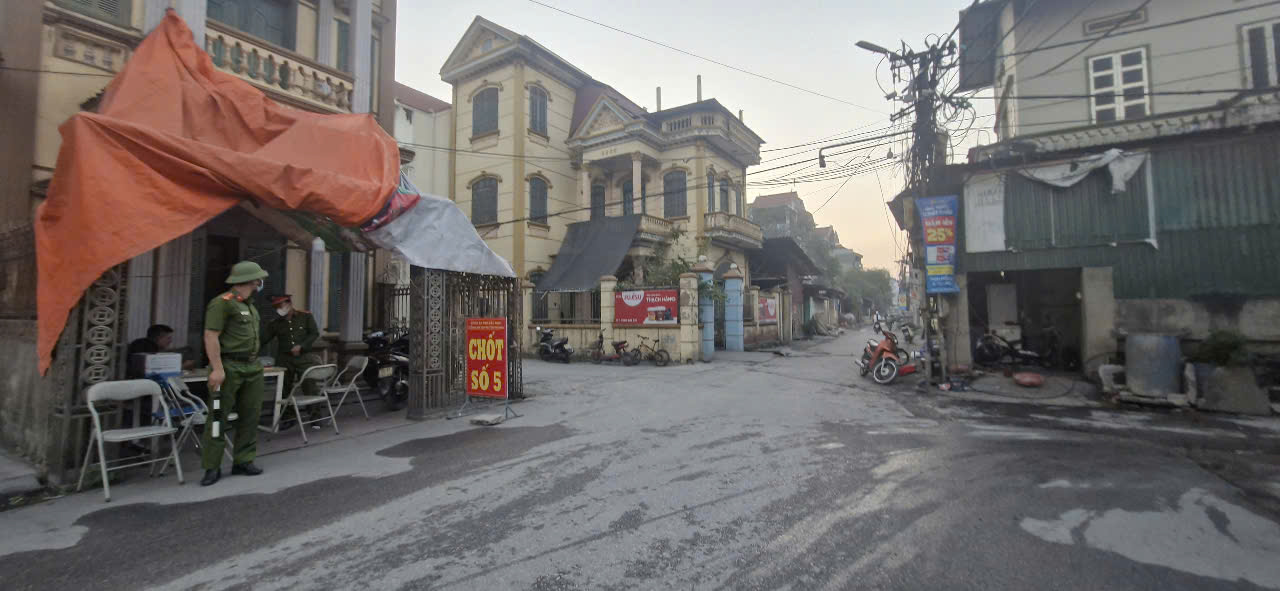Cận cảnh chốt kiểm so&aacute;t, chặn xe chở chất thải v&agrave;o l&agrave;ng nghề ở Bắc Ninh- Ảnh 3.