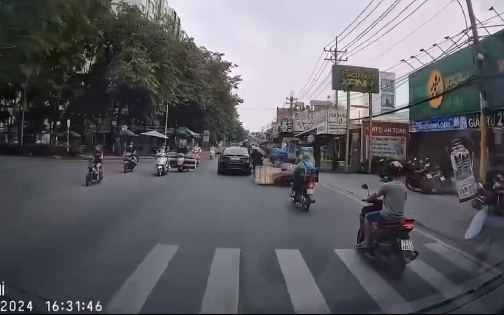 C&ocirc;ng an l&agrave;m việc với thanh ni&ecirc;n 'tung cước' khiến người đ&agrave;n &ocirc;ng ng&atilde; s&otilde;ng so&agrave;i