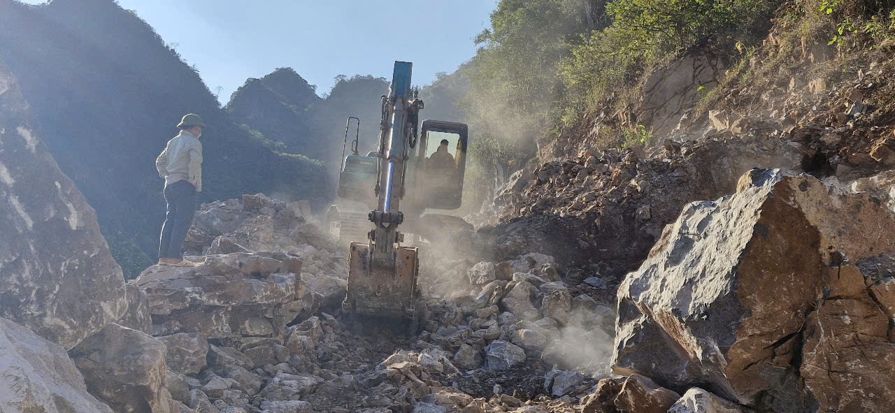 Tận thấy c&ocirc;ng nh&acirc;n ph&aacute; n&uacute;i mở đường, ph&aacute; thế độc đạo tại Lạng Sơn- Ảnh 22.