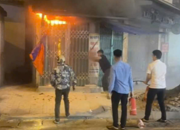 "Người h&ugrave;ng" n&oacute;i về 49 gi&acirc;y ph&aacute; cửa, dập lửa ở ng&ocirc;i nh&agrave; ch&aacute;y- Ảnh 1.