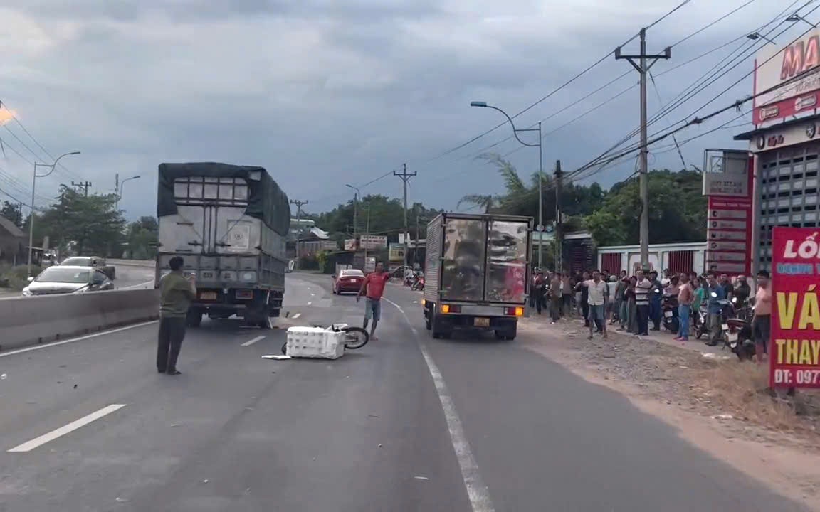 Ng&atilde; xe m&aacute;y, hai vợ chồng tử vong thương t&acirc;m