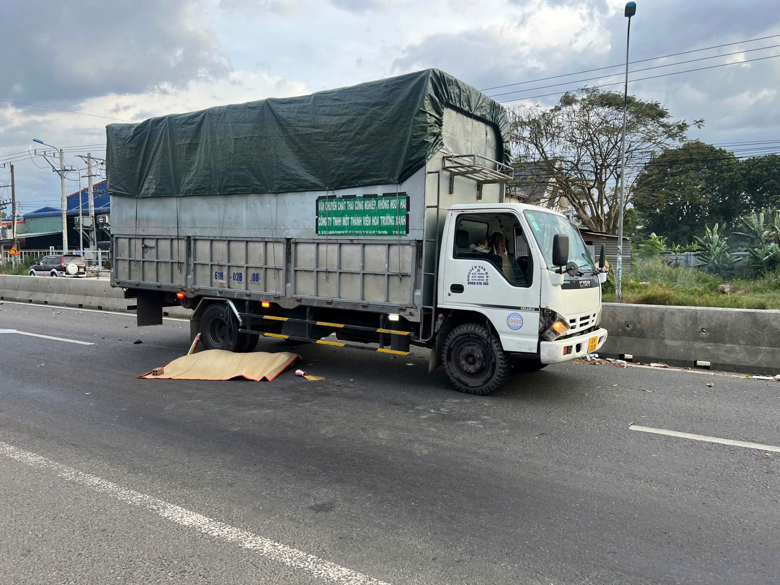 Ng&atilde; xe m&aacute;y, hai vợ chồng tử vong thương t&acirc;m- Ảnh 1.