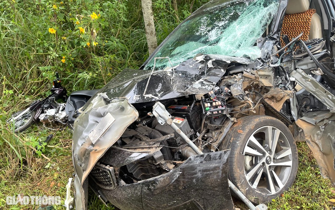 Tai nạn liên hoàn trên đường Hồ Chí Minh, người dân dùng cáp kéo cửa cứu tài xế mắc kẹt- Ảnh 2. Tai nạn liên hoàn trên đường Hồ Chí Minh, người dân dùng cáp kéo cửa cứu tài xế mắc kẹt- Ảnh 2.