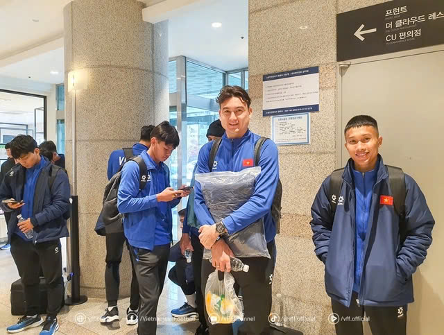 Vừa sang H&agrave;n Quốc tập huấn, thầy tr&ograve; HLV Kim Sang-sik đ&atilde; gặp kh&oacute;- Ảnh 1.