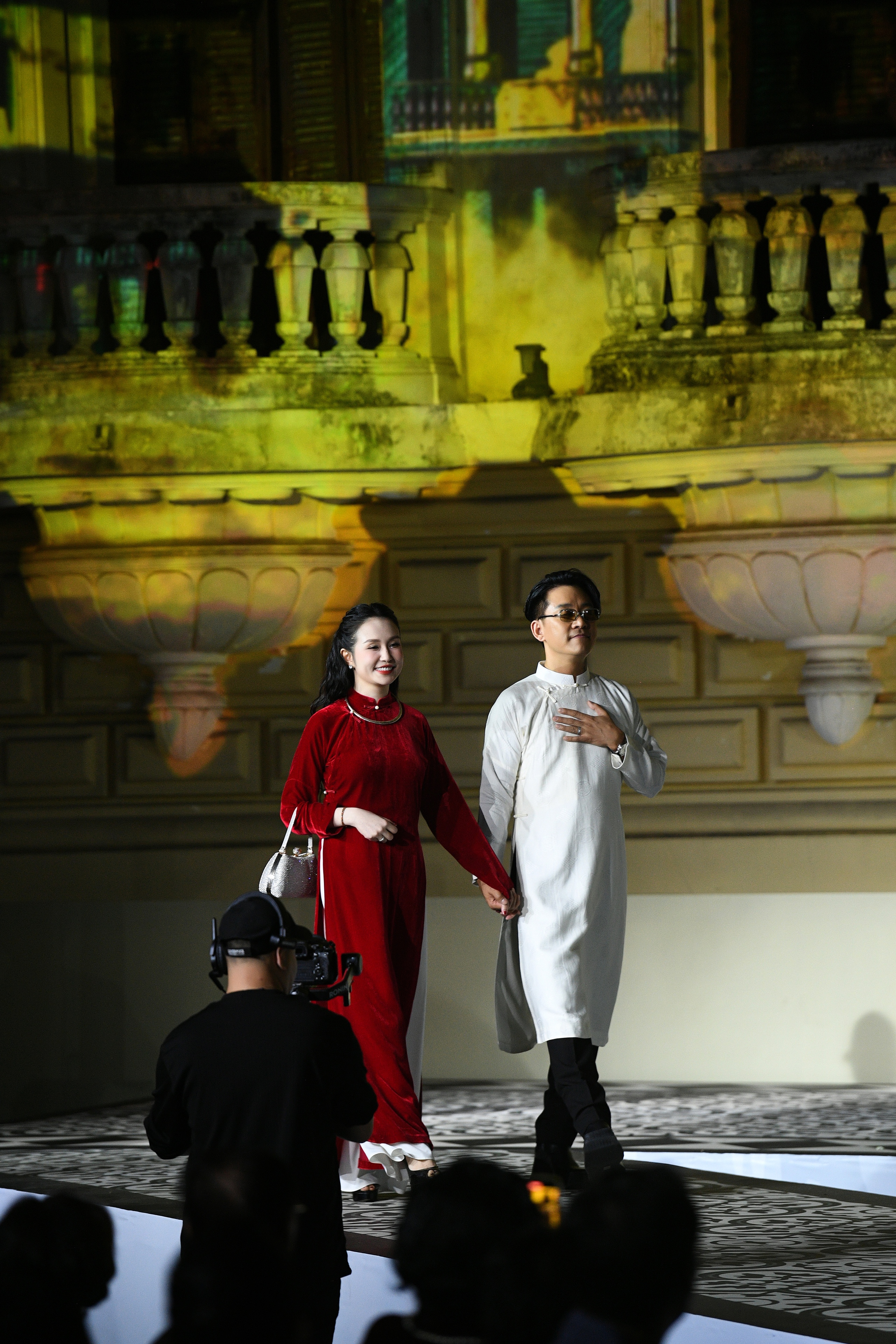 Tuấn Hưng catwalk cùng vợ tại ‘’Bước chân di sản 2’’- Ảnh 1. Tuấn Hưng catwalk cùng vợ tại ‘’Bước chân di sản 2’’- Ảnh 1.