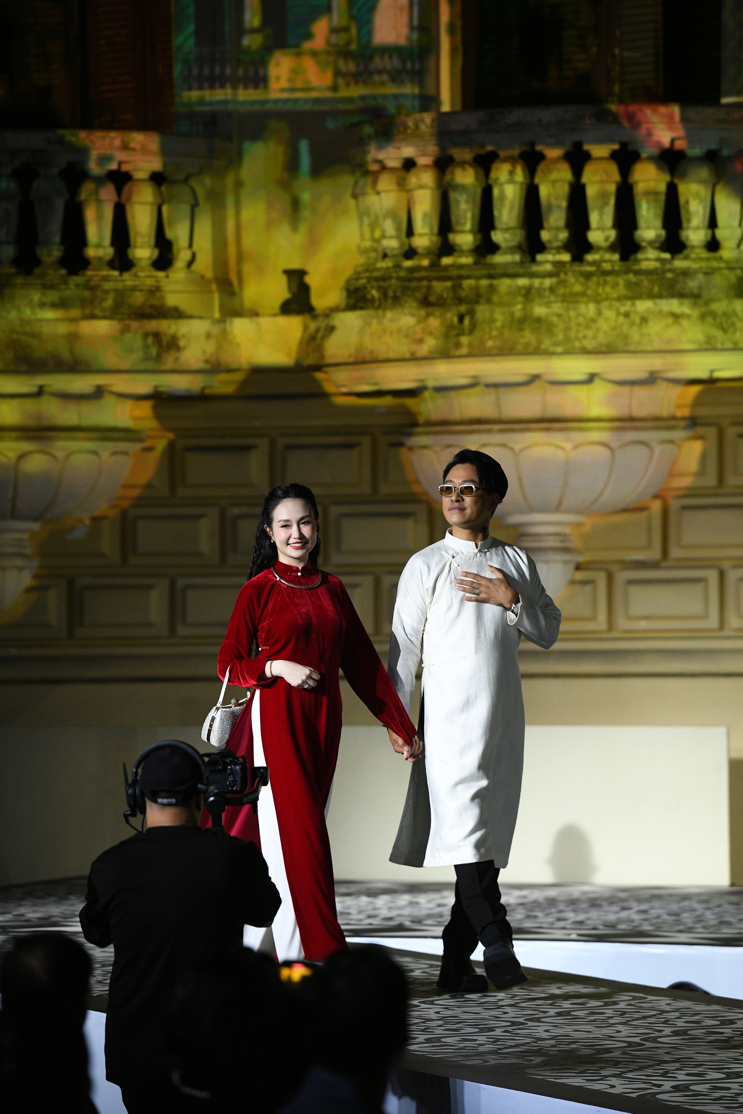 Tuấn Hưng catwalk cùng vợ tại ‘’Bước chân di sản 2’’- Ảnh 2. Tuấn Hưng catwalk cùng vợ tại ‘’Bước chân di sản 2’’- Ảnh 2.