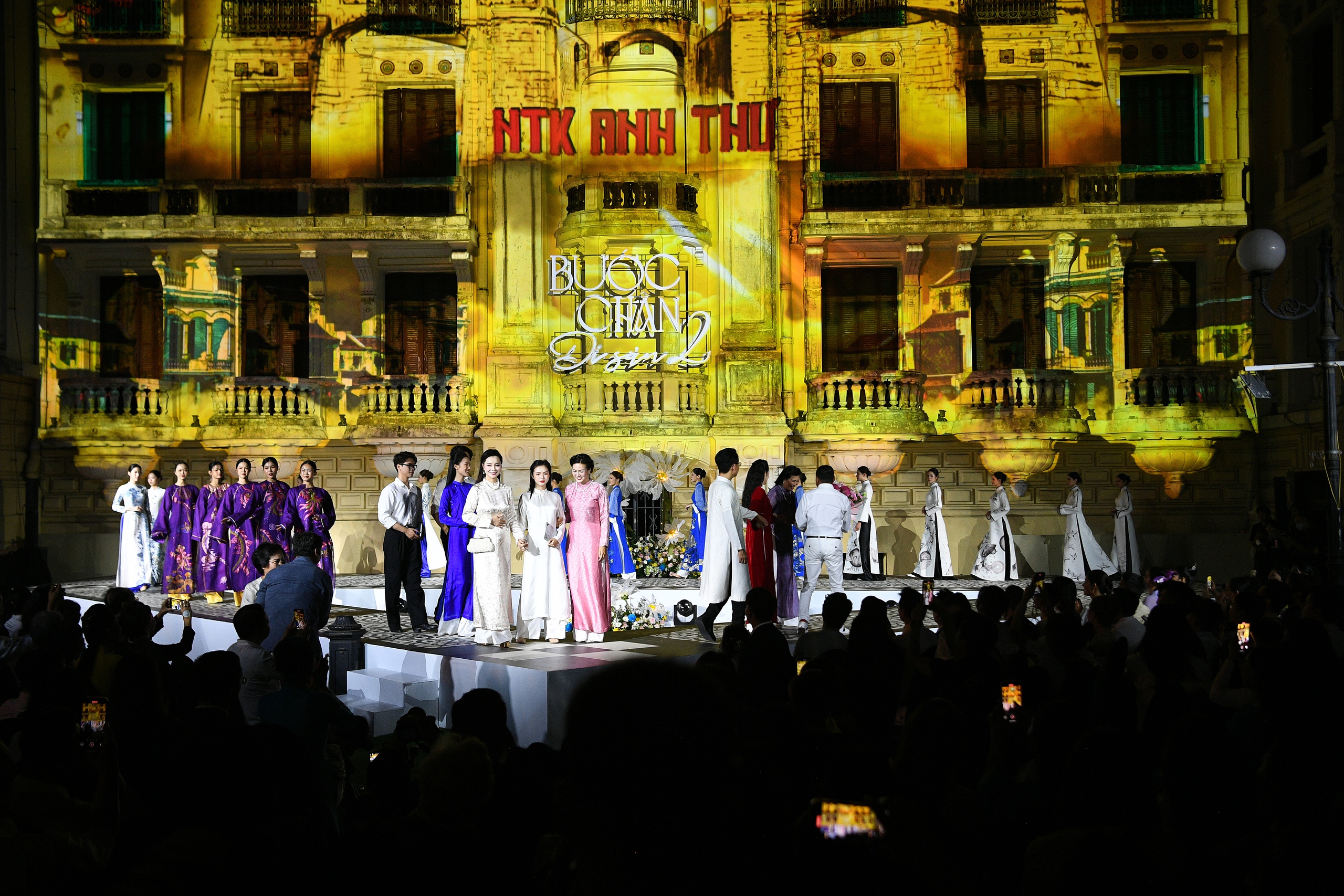 Tuấn Hưng catwalk cùng vợ tại ‘’Bước chân di sản 2’’- Ảnh 4. Tuấn Hưng catwalk cùng vợ tại ‘’Bước chân di sản 2’’- Ảnh 4.