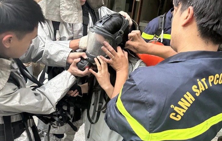 Giải cứu c&ocirc; g&aacute;i mang thai v&agrave; 6 người mắc kẹt trong căn nh&agrave; bốc ch&aacute;y- Ảnh 1.