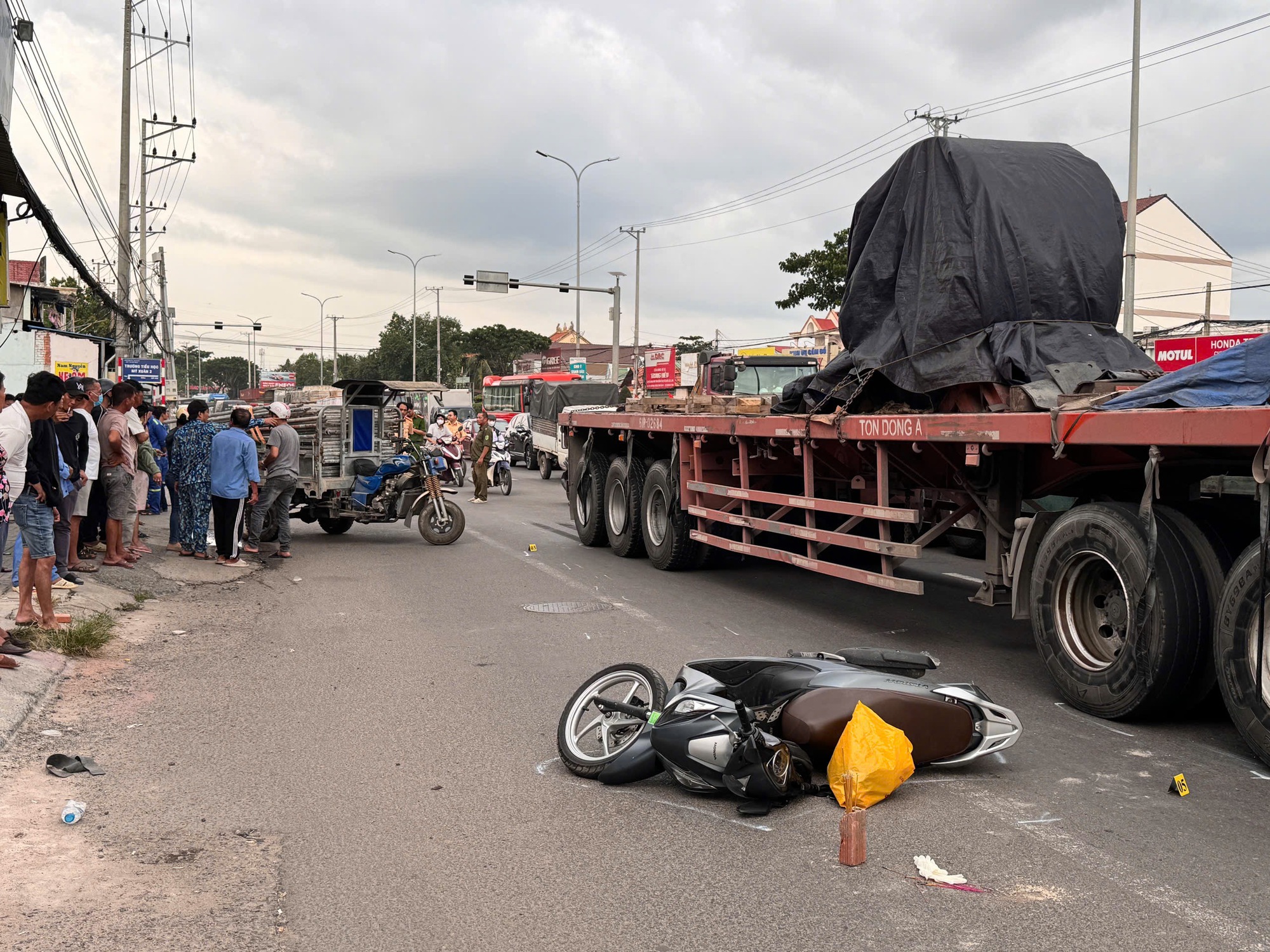 Va chạm với xe đầu kéo trên QL51, một phụ nữ tử vong tại chỗ- Ảnh 1. Va chạm với xe đầu kéo trên QL51, một phụ nữ tử vong tại chỗ- Ảnh 1.