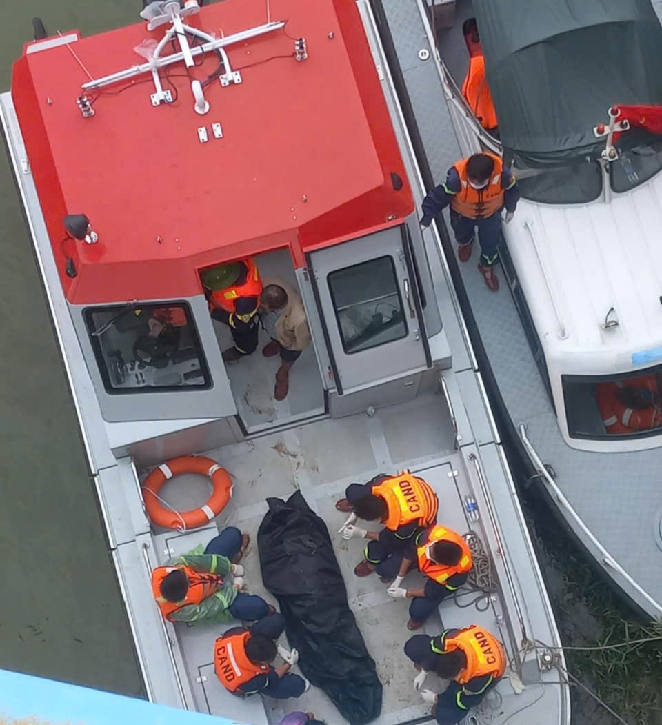 Vụ xe rác rơi xuống sông, hai người mất tích: Đã tìm thấy nạn nhân cuối cùng- Ảnh 1. Vụ xe rác rơi xuống sông, hai người mất tích: Đã tìm thấy nạn nhân cuối cùng- Ảnh 1.