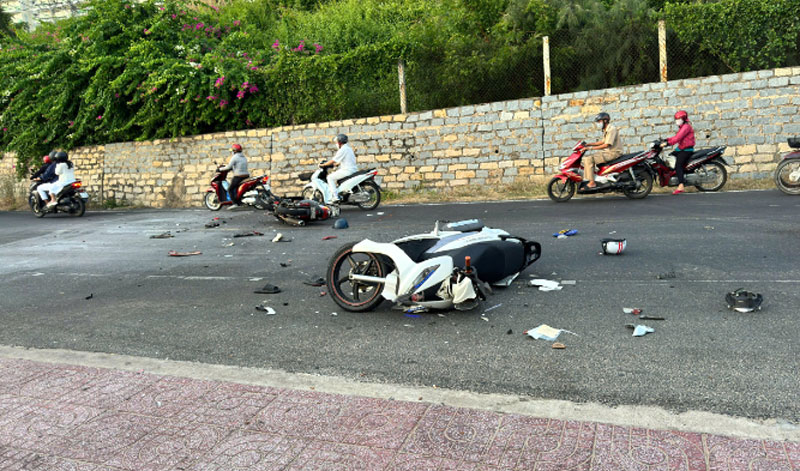 Hiện trường hai xe m&aacute;y va chạm kinh ho&agrave;ng l&agrave;m hai người tử vong.