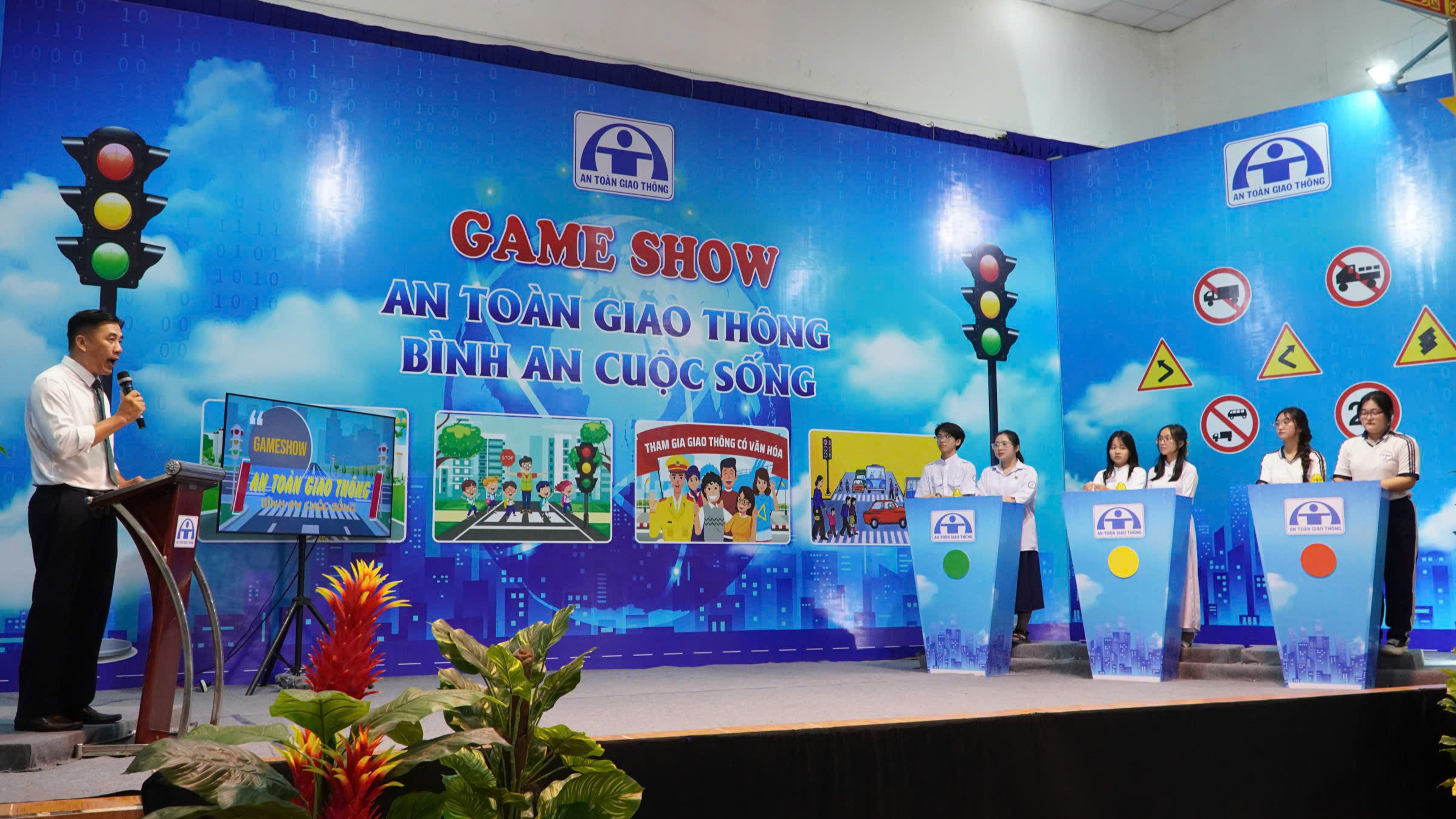Học sinh THPT ở C&agrave; Mau h&agrave;o hứng với gameshow an to&agrave;n giao th&ocirc;ng- Ảnh 2.