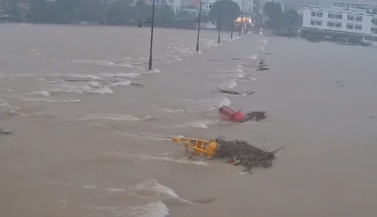 Lũ tr&ecirc;n c&aacute;c s&ocirc;ng l&ecirc;n nhanh, học sinh Thừa Thi&ecirc;n Huế nghỉ học- Ảnh 1.