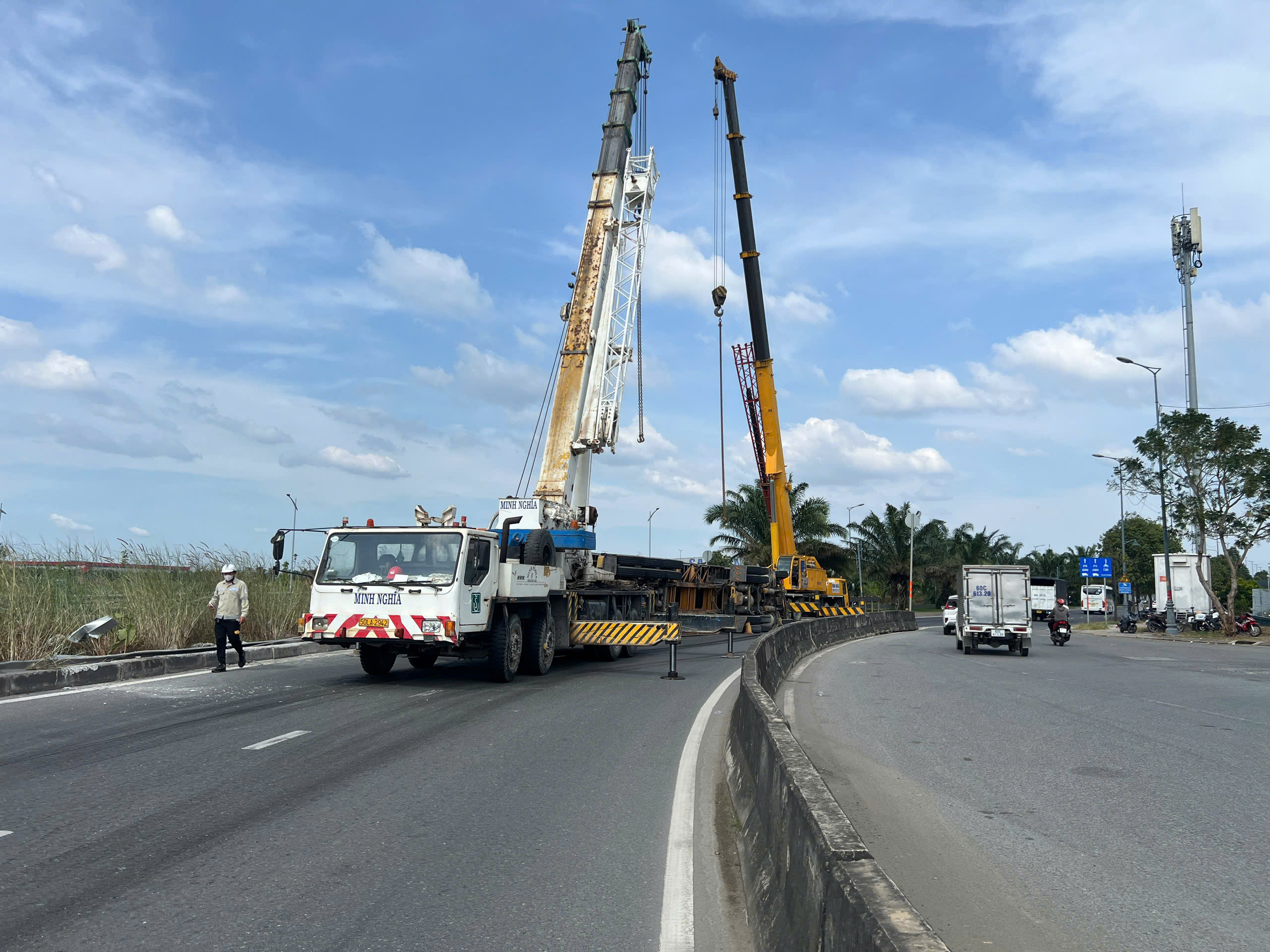 Lật xe container trong khu c&ocirc;ng nghệ cao, t&agrave;i xế v&agrave; phụ xe tho&aacute;t chết- Ảnh 2.
