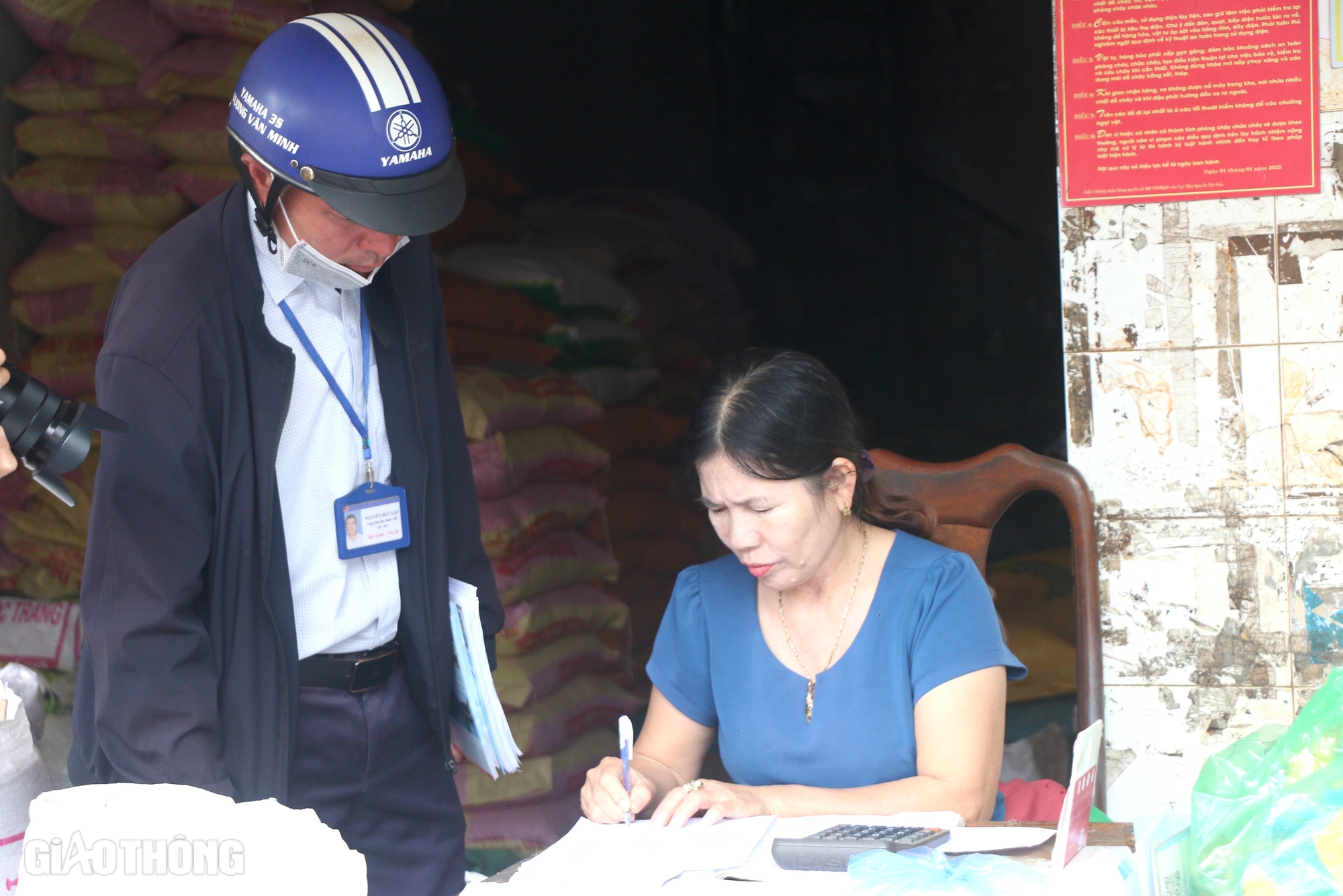 Đắk Mil ra qu&acirc;n lập lại trật tự lấn chiếm h&agrave;nh lang đường bộ, đảm bảo ATGT- Ảnh 3.