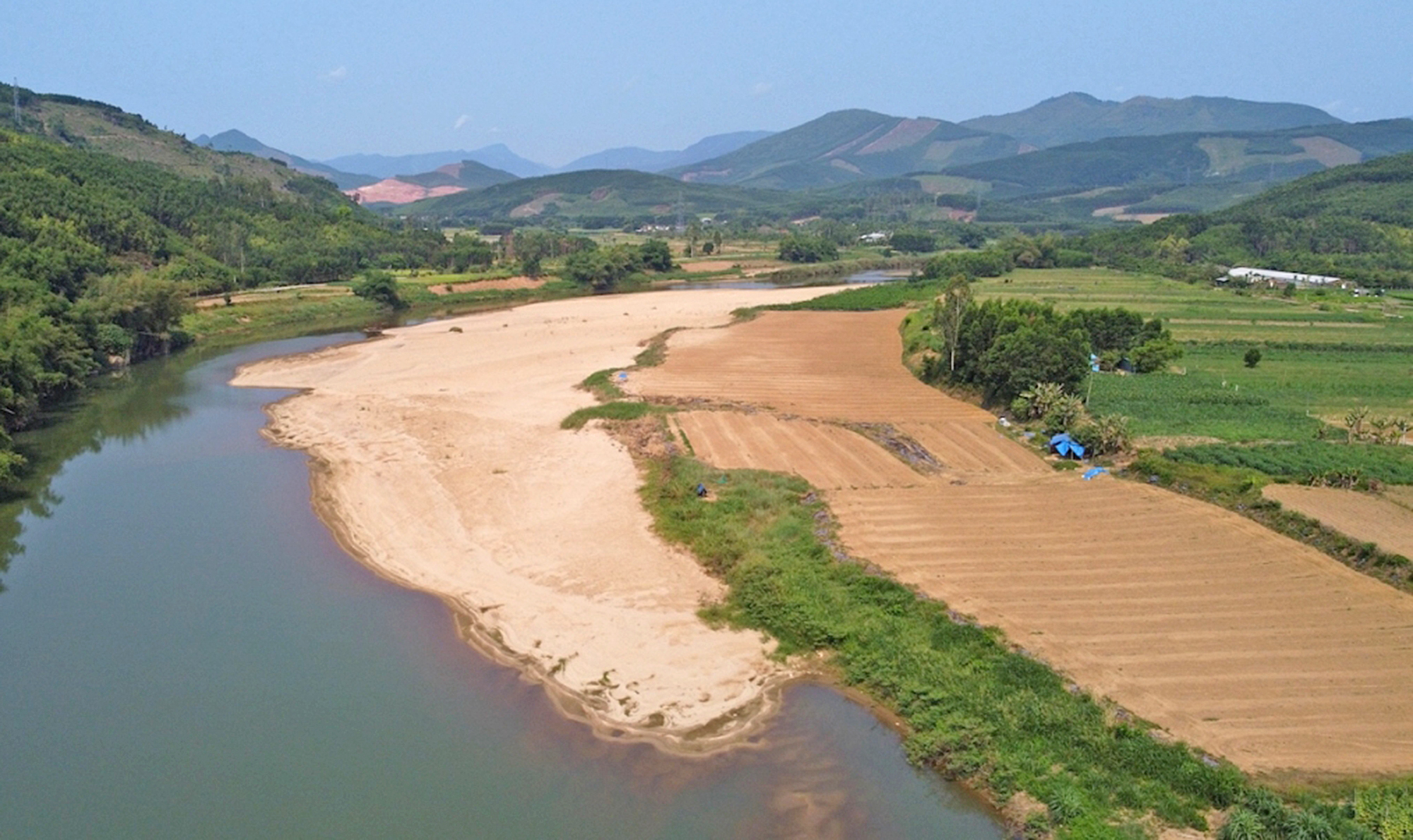 Quảng Ng&atilde;i: Tăng tiền cọc, ngăn nạn đấu gi&aacute; ảo mỏ c&aacute;t- Ảnh 1.
