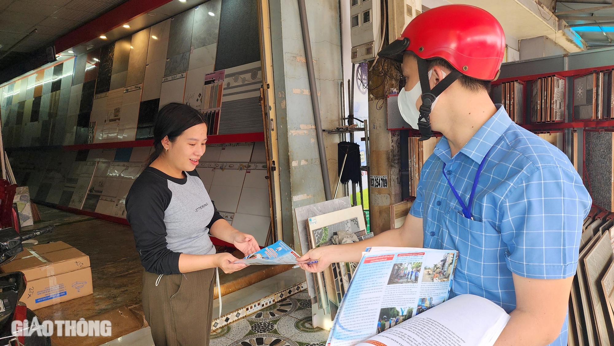 Đắk Mil ra qu&acirc;n lập lại trật tự lấn chiếm h&agrave;nh lang đường bộ, đảm bảo ATGT- Ảnh 2.