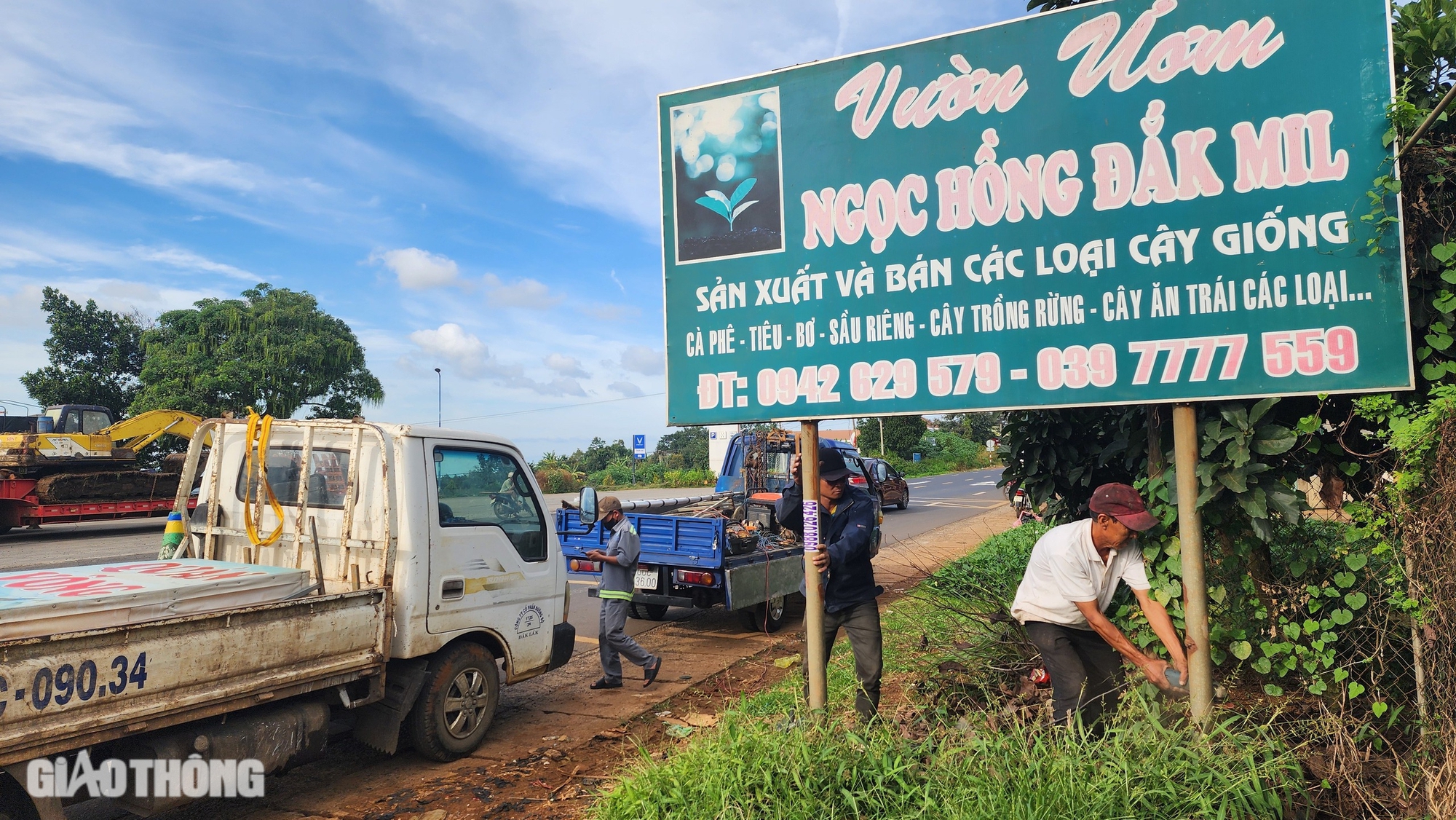 Đắk Mil ra qu&acirc;n lập lại trật tự lấn chiếm h&agrave;nh lang đường bộ, đảm bảo ATGT- Ảnh 4.