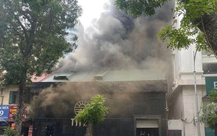 Ch&aacute;y lớn tại nh&agrave; h&agrave;ng kinh doanh ăn uống, nhiều người hoảng loạn