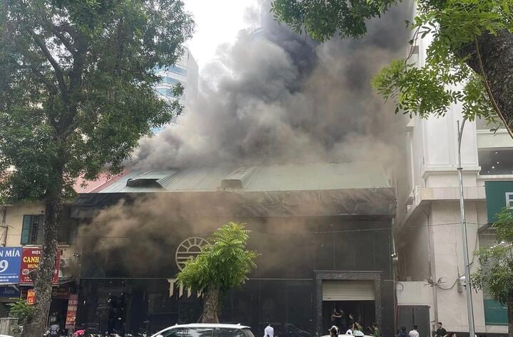 Ch&aacute;y lớn tại nh&agrave; h&agrave;ng kinh doanh ăn uống, nhiều người hoảng loạn- Ảnh 1.