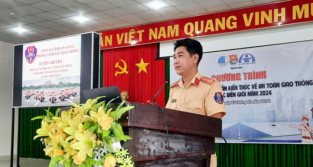 Tuy&ecirc;n truyền, tập huấn kiến thức ATGT tại khu vực bi&ecirc;n giới An Giang- Ảnh 1.