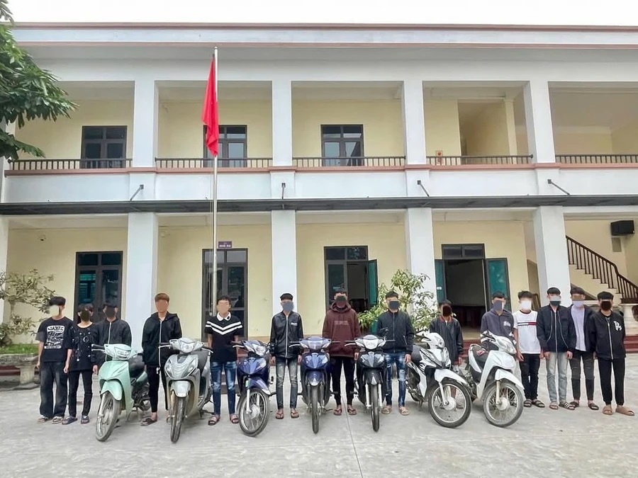 Khởi tố nh&oacute;m thanh ni&ecirc;n đi xe m&aacute;y, lạng l&aacute;ch g&acirc;y n&aacute;o loạn đường phố ở Y&ecirc;n B&aacute;i- Ảnh 1.